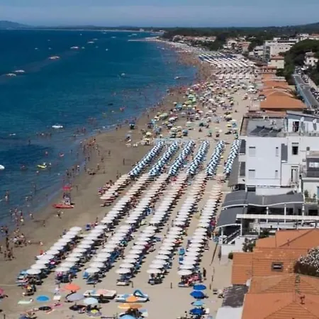 Follonica/toscana:vista Mare In Pieno Centro/6pers