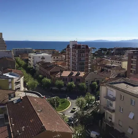 Follonica/toscana:vista Mare In Pieno Centro/6pers *